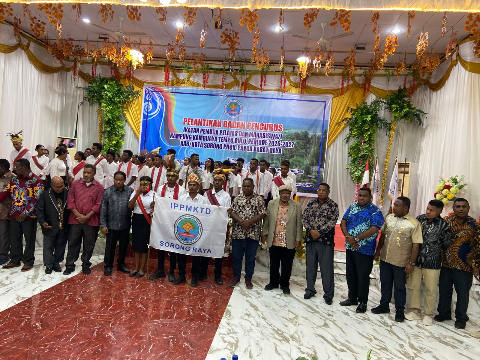Gubenur PBD Dan Prof. Balthazar Kambuaya Melantik Pengurus Ikatan Pemuda Pelajar Mahasiswa Kampung Kambuaya PBD